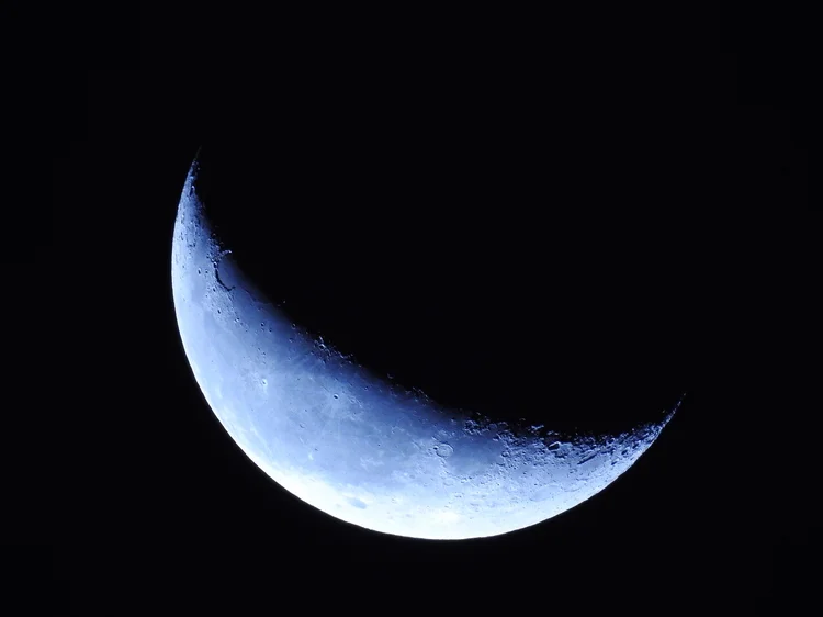 aerial-closeup-shot-beautiful-moon-night